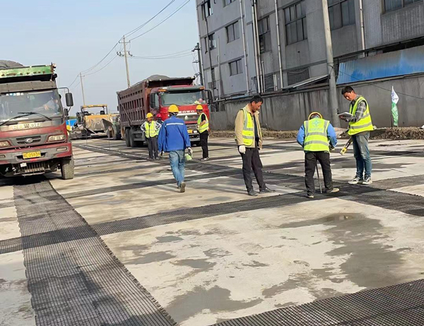 宜秀老材料的新故事:玻璃纤维土工格栅如何在‘白改黑’浪潮中重获新生?